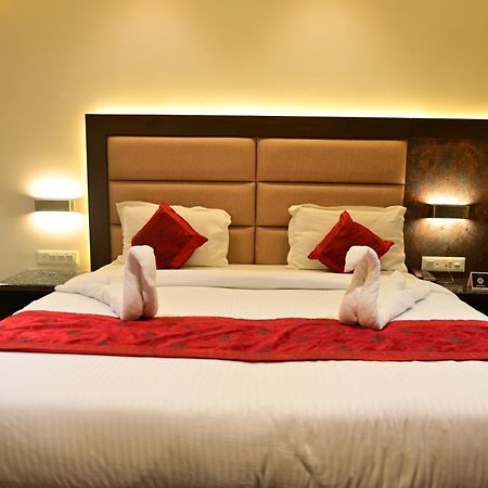Hotel Golden Riviera Mysore Extérieur photo