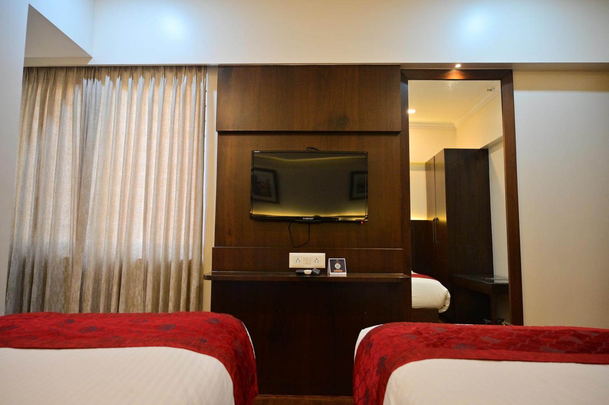 Hotel Golden Riviera Mysore Extérieur photo