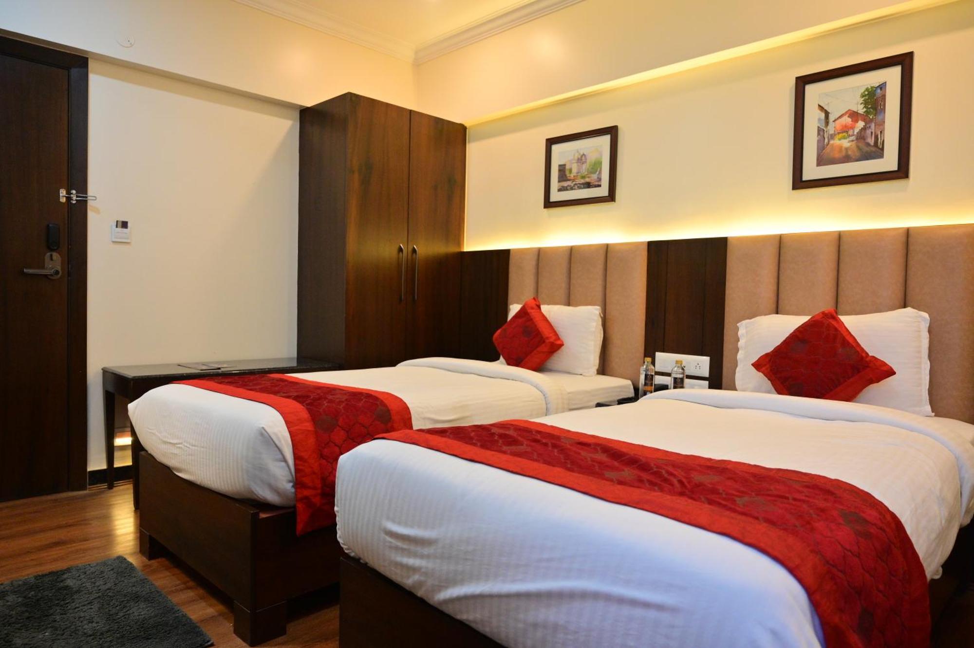 Hotel Golden Riviera Mysore Extérieur photo