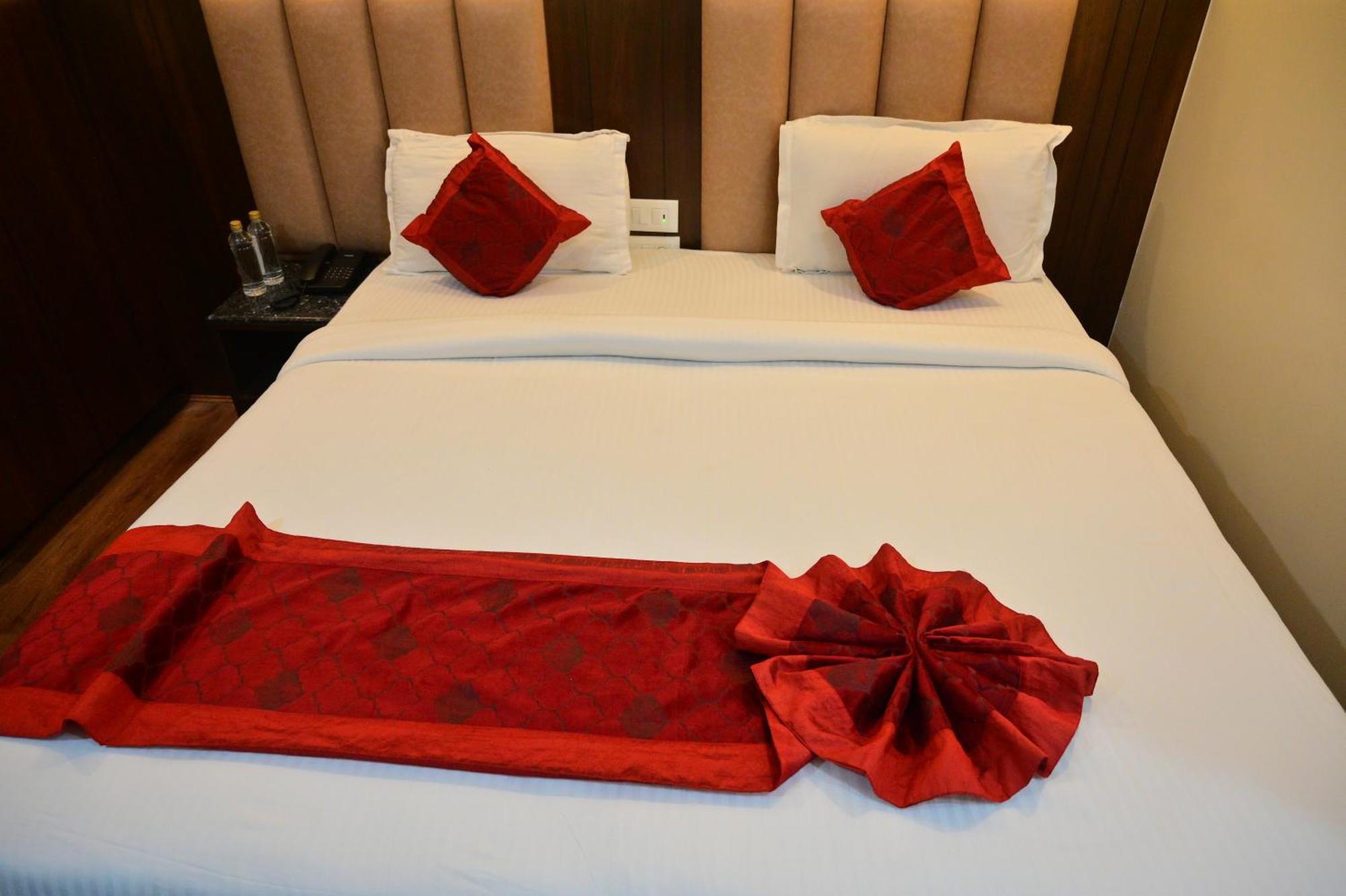 Hotel Golden Riviera Mysore Extérieur photo