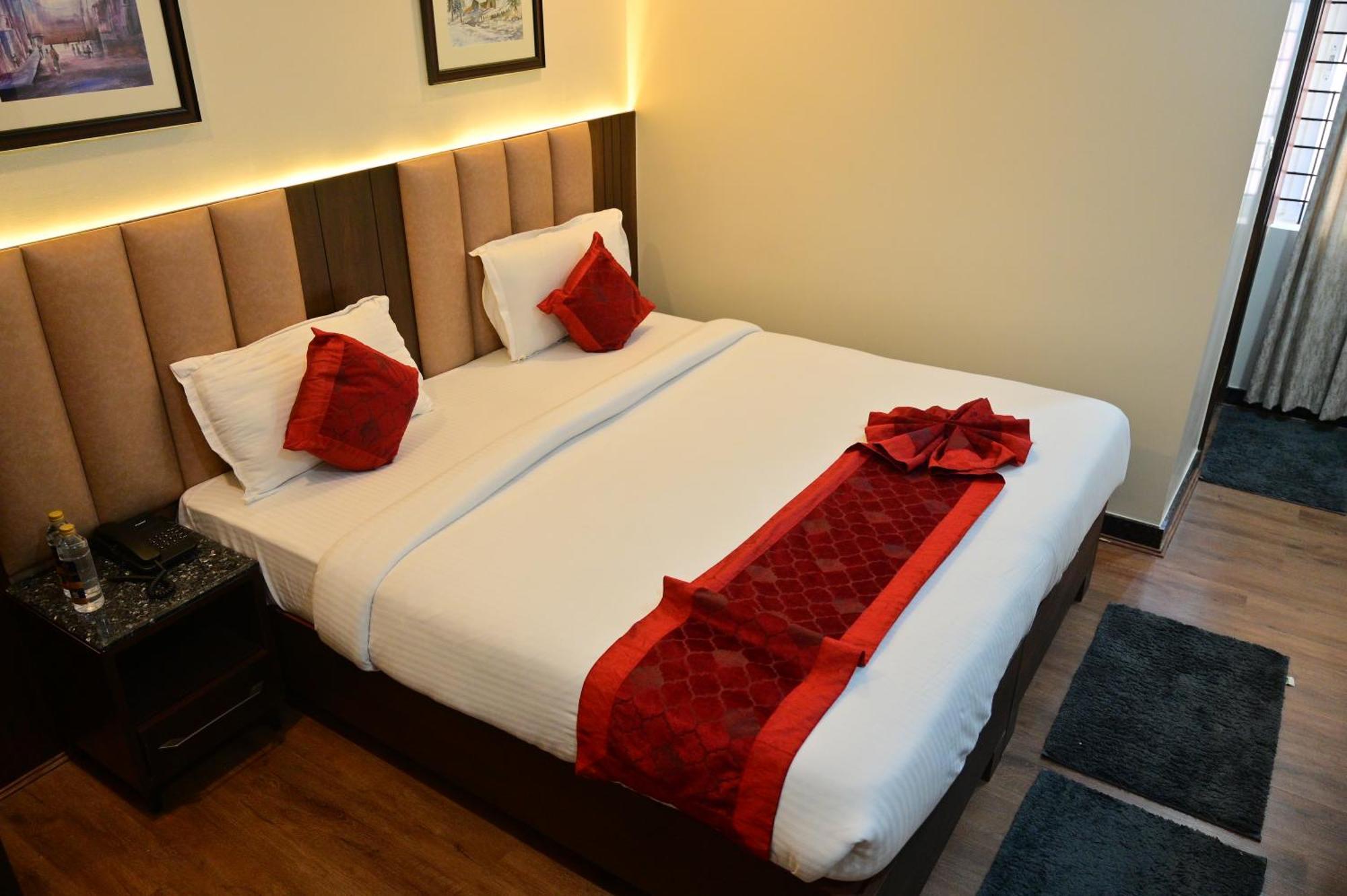 Hotel Golden Riviera Mysore Extérieur photo