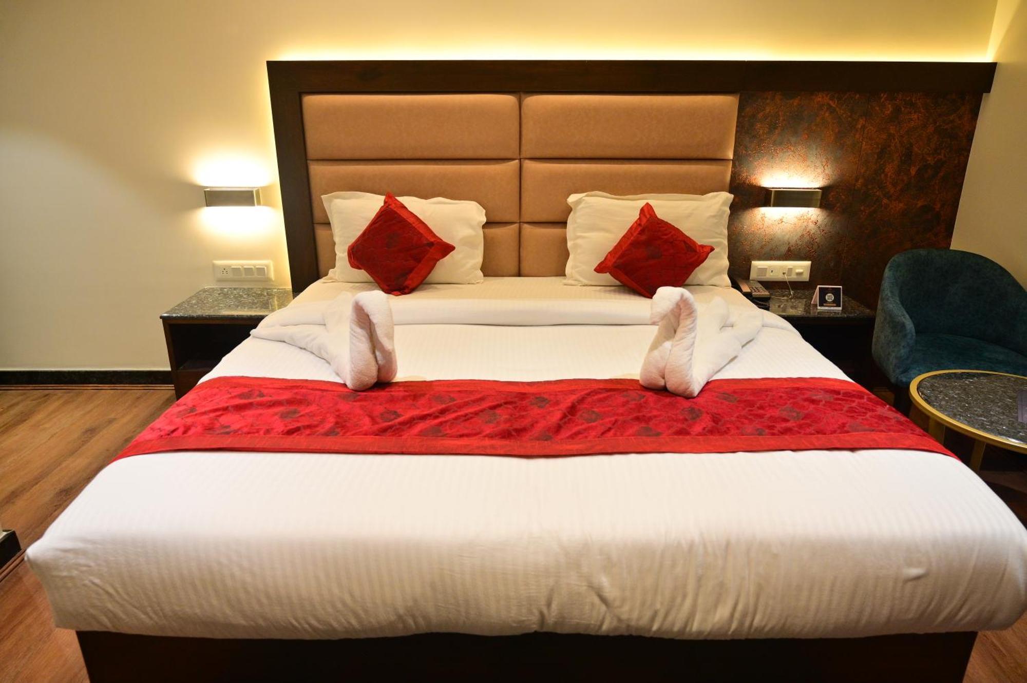 Hotel Golden Riviera Mysore Extérieur photo