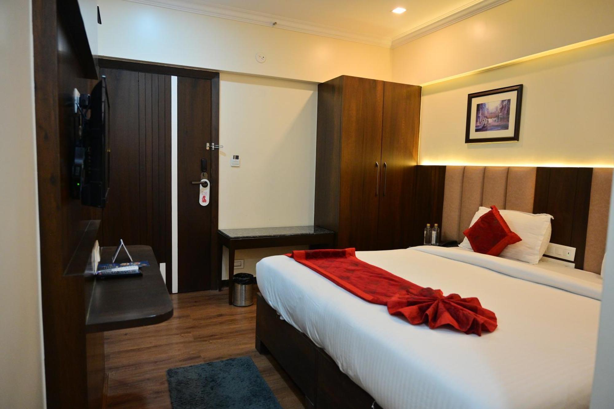 Hotel Golden Riviera Mysore Extérieur photo