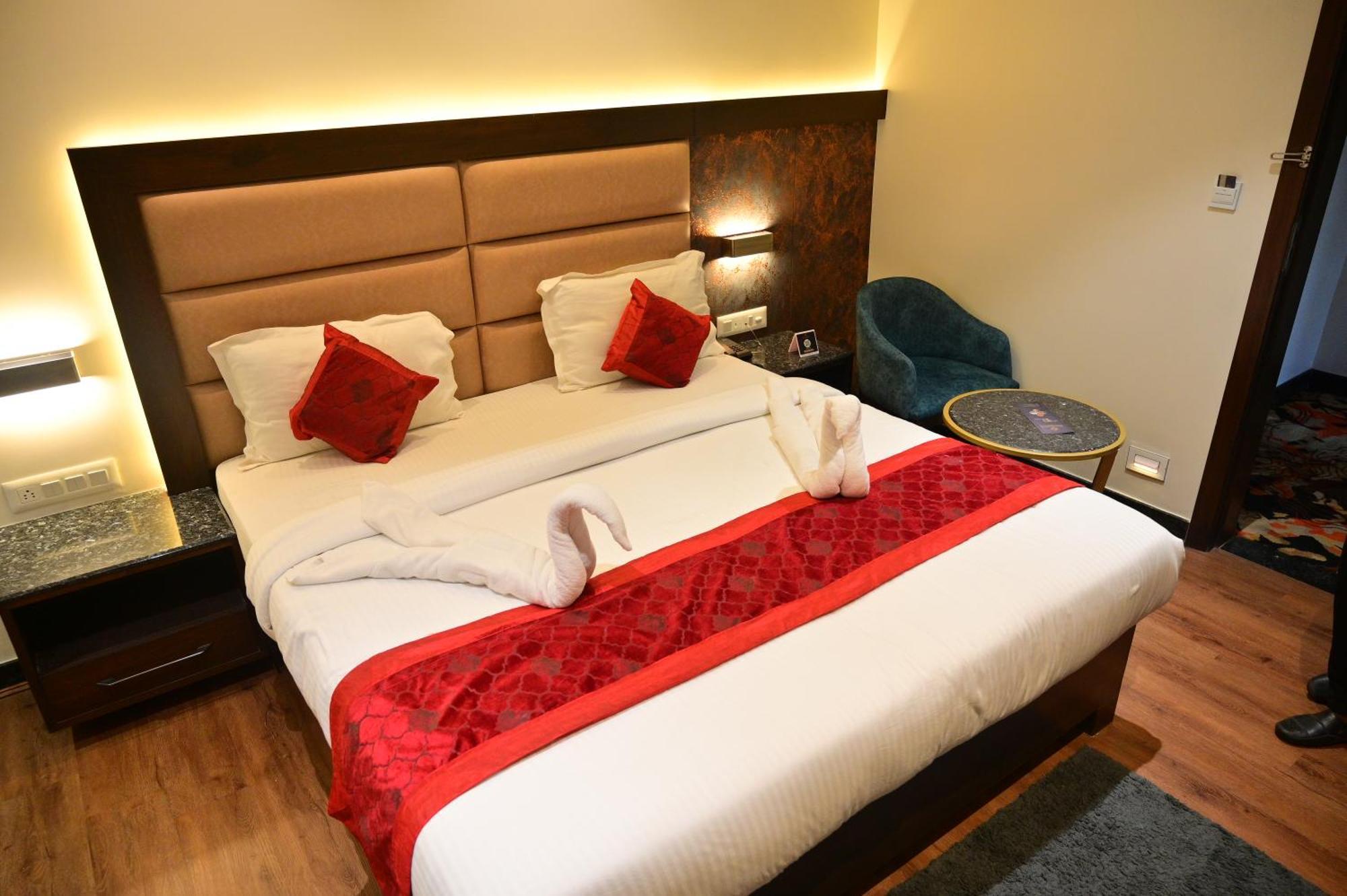 Hotel Golden Riviera Mysore Extérieur photo