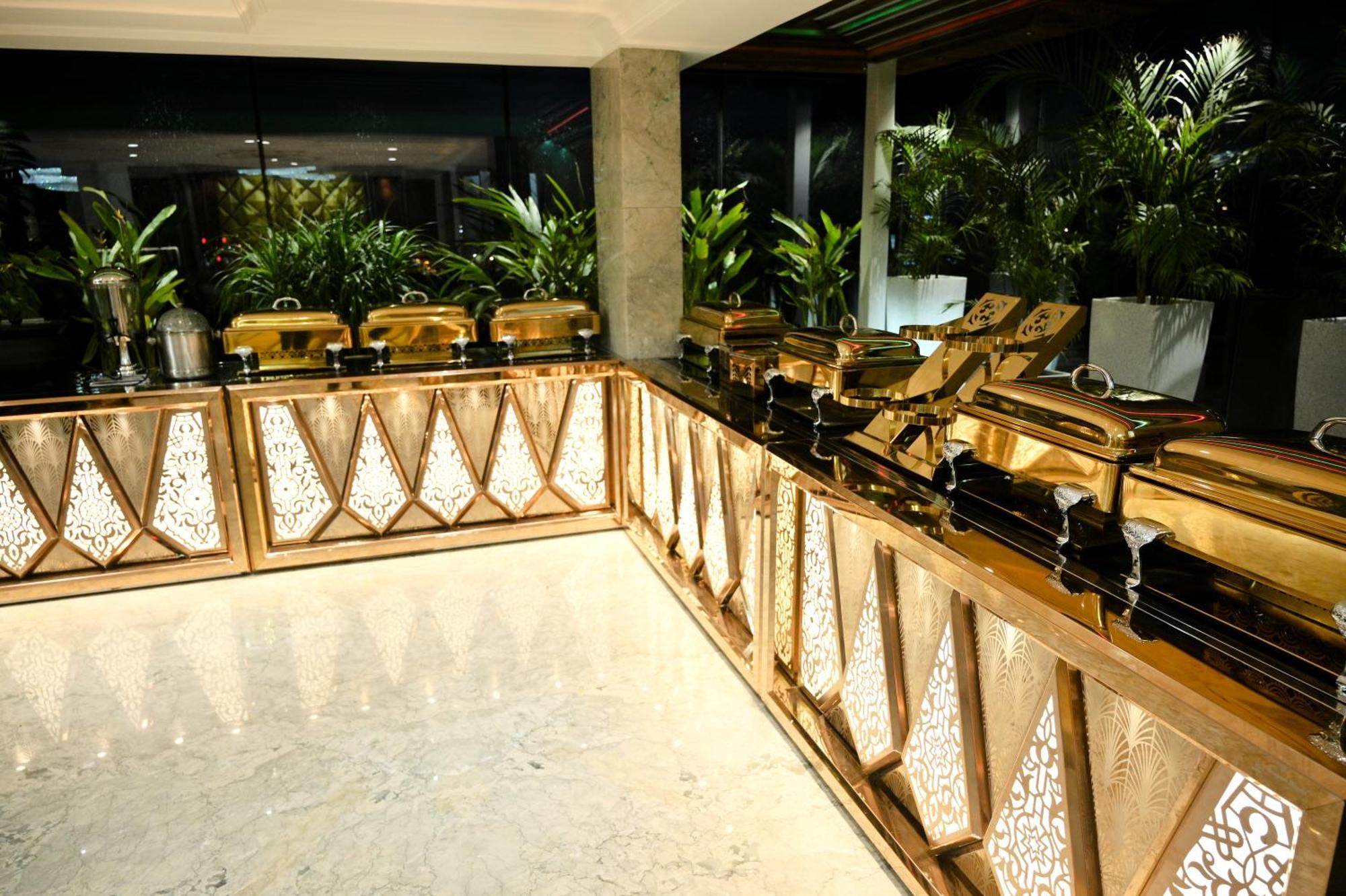 Hotel Golden Riviera Mysore Extérieur photo