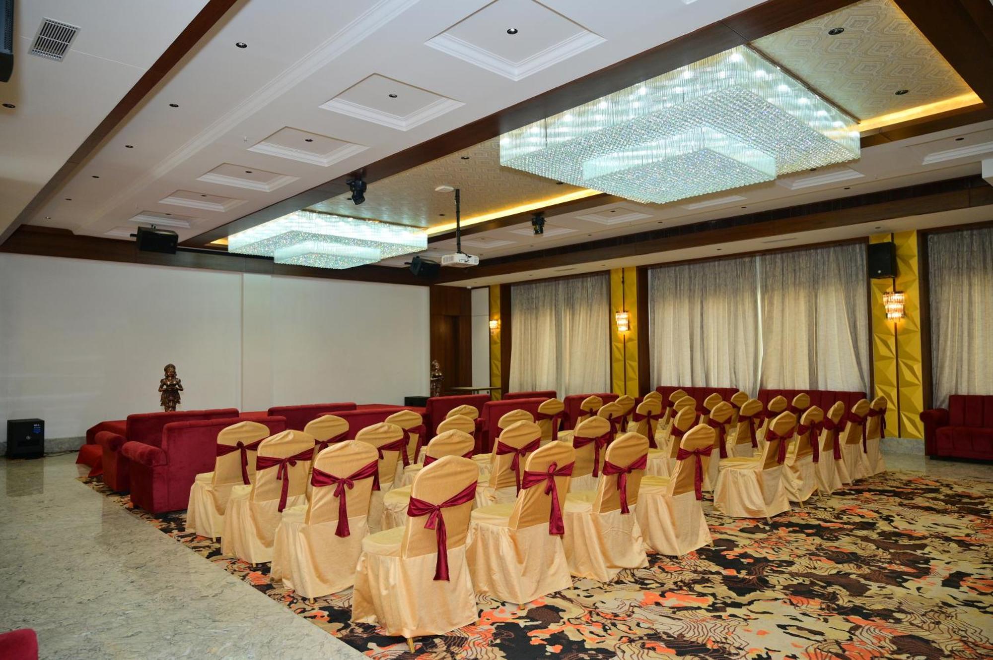 Hotel Golden Riviera Mysore Extérieur photo