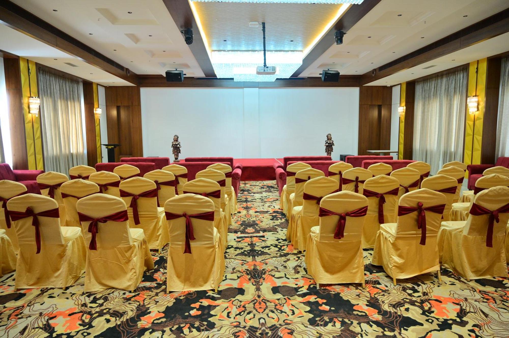 Hotel Golden Riviera Mysore Extérieur photo