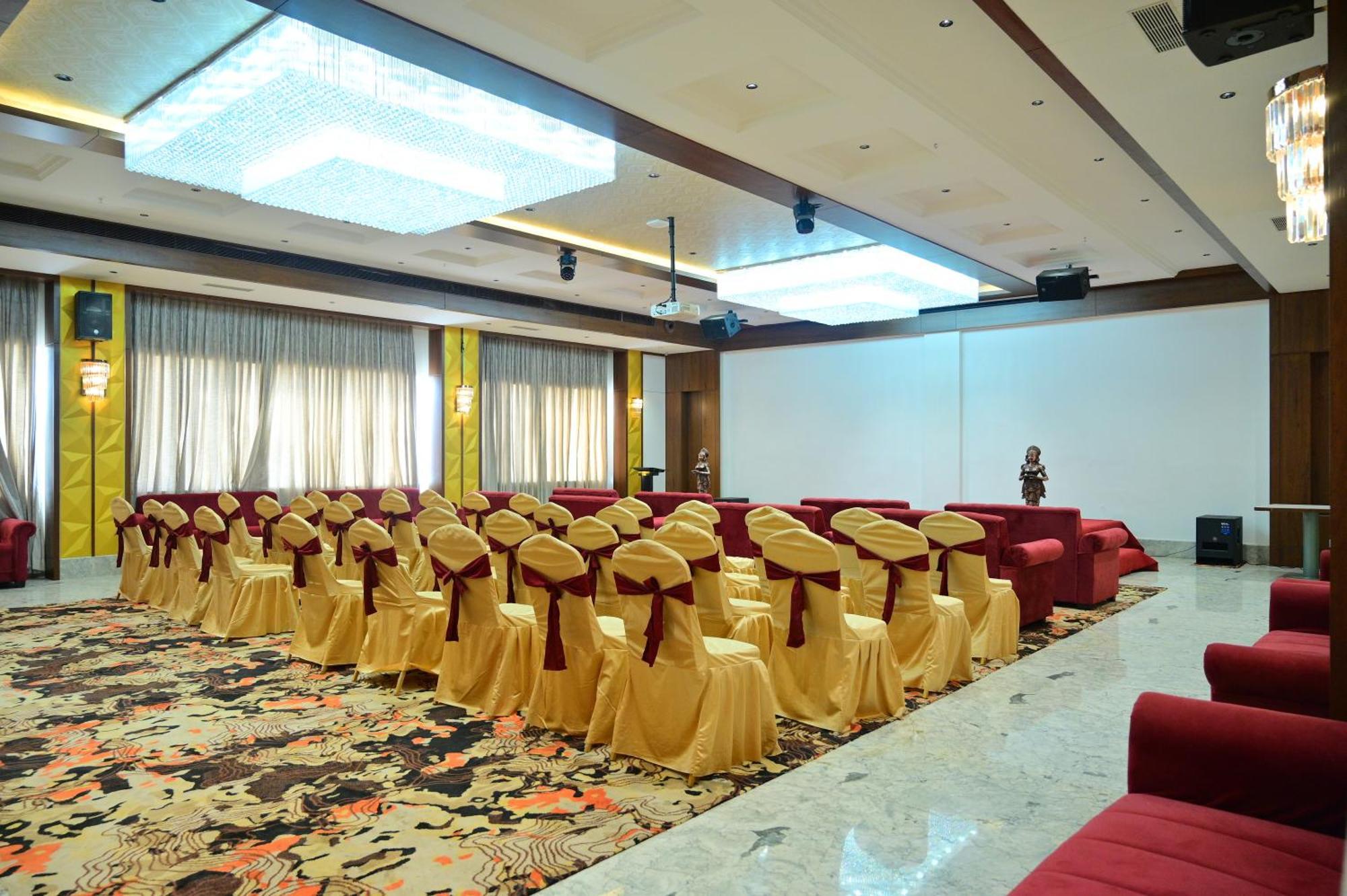 Hotel Golden Riviera Mysore Extérieur photo